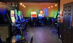 Bar avec 3 tables de billard 10 machines à vendre REF#16996