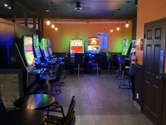 Bar avec 3 tables de billard 10 machines à vendre REF#16996