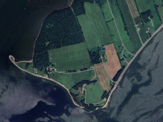 2 km de terrain en bordure d'eau salée