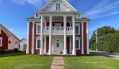 Superbe MAISON ANCESTRALE - Quadruplex, située au cœur du village de Yamachiche en Mauricie entre Montréal et Québec! REF#16826